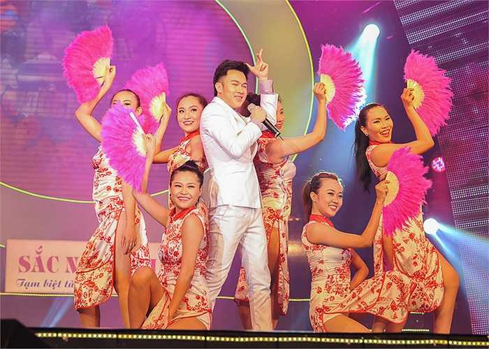 Anh hát, anh nhảy và đã khiến cho sân khấu Lan Anh rực sáng.