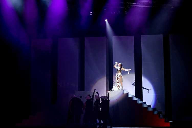 Thu Minh khiến khán giả ngỡ ngàng hơn trong Duyên dáng Việt Nam khi thể hiện lại ca khúc Dòng máu Lạc Hồng.