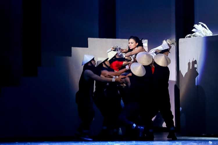 Cô đứng trên bục cao nhảy xuống dàn vũ công đỡ khiến khán giả thót tim.