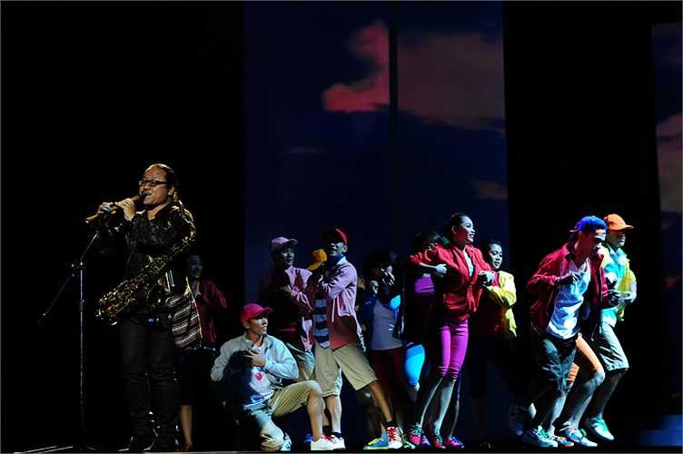 Nghệ sỹ Saxophone Trần Mạnh Tuấn biểu diễn cùng nhóm nhảy.