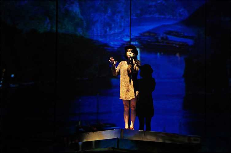 Thái Trinh trong trẻo với ca khúc Bonjour Vietnam (Xin chào Việt Nam)