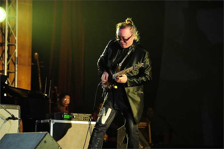 Nghệ sỹ quốc tế Nguyên Lê trình diễn trong chương trình.