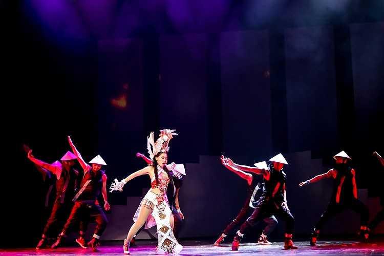 Chất giọng cực khủng và những quãng phiêu rất riêng đậm chất Thu Minh, cộng thêm sự đầu tư hoành tráng cho tiết mục của mình, nữ ca sỹ đã mang đến Duyên dáng Việt Nam một màn trình diễn thể hiện sự uy quyền, mạnh mẽ, chất từ phần nhìn đến phần nghe.