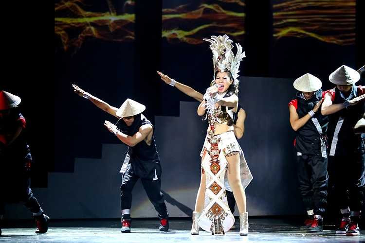 Phần thể hiện Dòng máu Lạc Hồng của Thu Minh có thể nói là tiết mục nổi bật và tạo hiệu ứng tốt nhất trong chương trình, vì khán giả gần như bị thôi miên theo từng lời ca, vũ đạo của chị.