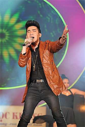 Riêng nam ca sĩ Quang Hà dành tặng những lời chúc đầy ý nghĩa đến với khán giả bằng giai điệu sội động và hân hoan trong ca khúc Chúc Xuân.