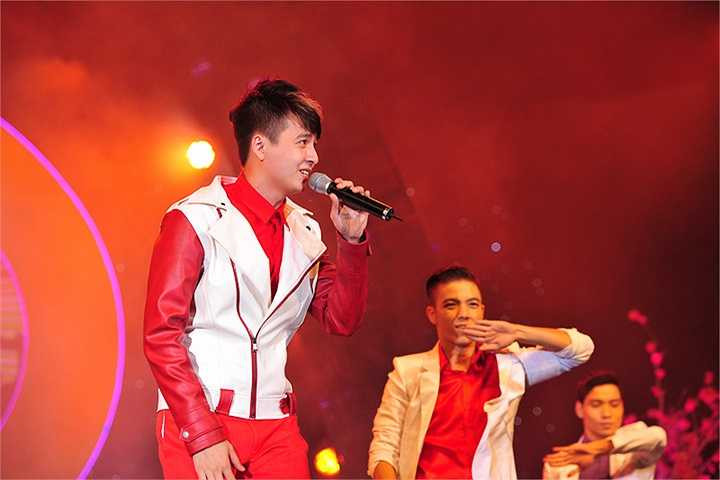 Sau những ca khúc vui tươi về mùa xuân, Âm nhạc và bước nhảy thay đổi không khí với liên khúc các bản hit được remix sôi động của Ngô Kiến Huy.