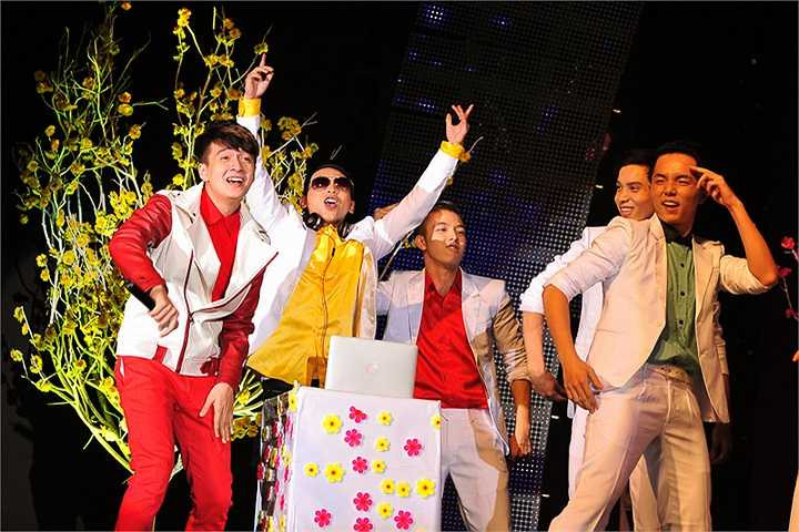 Tiết mục này nhận được nhiều sự cổ vũ của khán giả bởi cách thể hiện rất riêng và ẩn chứa nhiều tình cảm của nam ca sĩ.