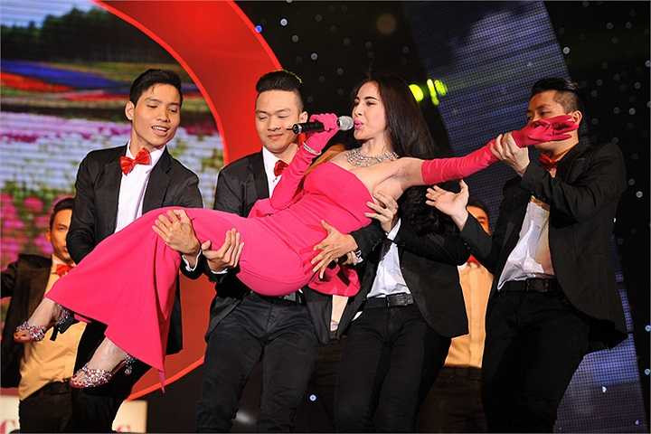 Bà mẹ một con đốt cháy sân khấu bằng ca khúc Nắng xuân hồng với phần vũ đạo đẹp mắt và 'hút hồn'.