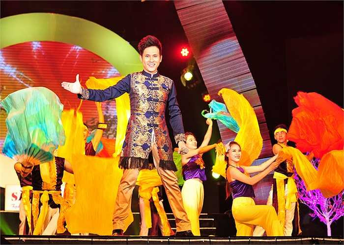 Sau một năm qua hầu như không xuất hiện trên sân khấu ca nhạc cũng như sự kiện, Nguyên Vũ không tránh khỏi lo lắng khi đảm nhận vai trò mở màn cho chương trình với ca khúc Nắng có còn xuân.