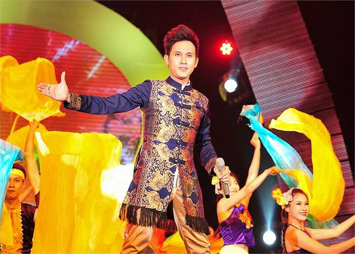 Mặc dù đây là một ca khúc quen thuộc nhưng với phần dàn dựng mới mẻ cùng bản phối rộn ràng, anh đã mang đến cho khán giả những cảm xúc tươi mới của sắc xuân.