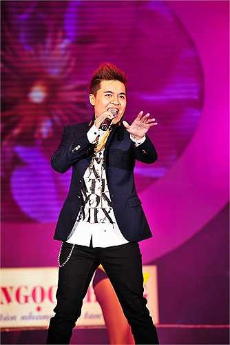 Hoài Anh Kiệt – con trai của nghệ sỹ cải lương tài danh Hoài Thanh lịch lãm trên sân khâú cùng ca khúc Tình Xuân.