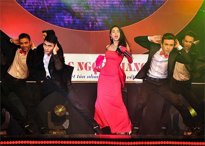 Đông Nhi đã khiến cho khán giả không thể rời mắt trong phần trình diễn của mình với 2 ca khúc Giận lòng và Hey boy.