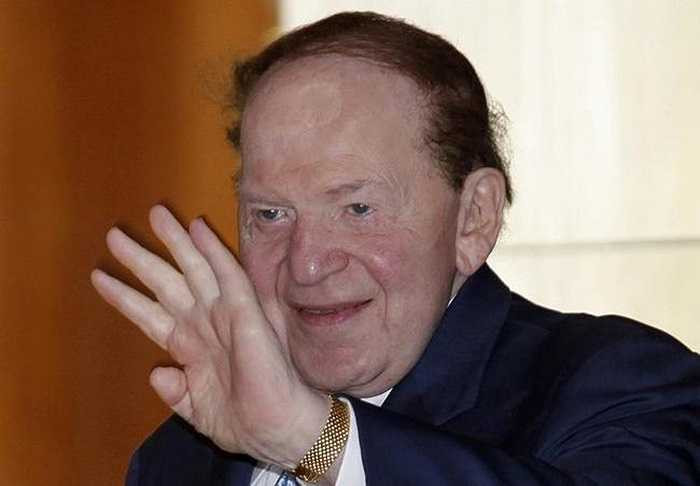 1. Sheldon Adelson Tài sản: 39 tỷ USD Sự bùng nổ ngành công nghiệp sòng bài Macau đã khiến tài sản của Chủ tịch Las Vegas Sands tăng vọt. Venetian Macau ăn nên làm ra đã khiến cổ phiếu công ty điều hành - Sands China tăng 75% năm ngoái trên sàn chứng khoán Hong Kong (Trung Quốc). Trong khi đó, cổ phiếu Las Vegas Sands tại Mỹ cũng lên hơn 50% năm ngoái.