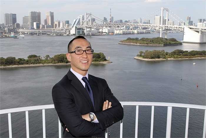 7. Lawrence Ho Tài sản: 3,4 billion Con trai tỷ phú sòng bài huyền thoại Stanley Ho đã gia nhập danh sách người giàu Hong Kong 2014 với vị trí 12, nhờ cổ phiếu Melco International tăng vọt. Công ty này của Lawrence Ho đã liên doanh với James Packer, lập ra Melco Crown Entertainment, chuyên <a href='https://vtcnews.vn/kinh-te.1.0.html' >kinh doanh</a> sòng bài tại Macau và Manila (Philippines).