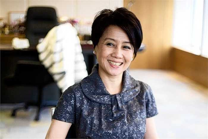 9. Angela Leong Tài sản: 2,85 tỷ USD Vợ tư của Stanley Ho xếp thứ 19 trong danh sách người giàu Hong Kong 2014, nhờ cổ phần trong SJM Holdings. Công ty này hiện điều hành 18 casino tại Macau. Cựu huấn luyện viên khiêu vũ còn trúng cử nhiệm kỳ ba vào cơ quan lập pháp Macau hồi tháng 9 năm ngoái.