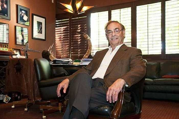 10. Phillip Ruffin Tài sản: 2,2 tỷ USD Tỷ phú Mỹ hiện điều hành một đế chế gồm Khu phức hợp sòng bài – nghỉ dưỡng Treasure Island và một sân đua chó săn.