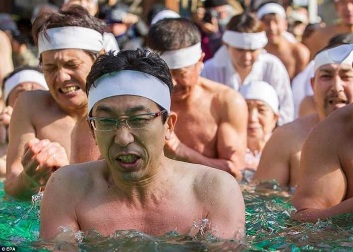 Lễ hội Kanchu Misogi được tổ chức tại ngôi đền cổ Teppozu Inari Shinto hôm 12/1