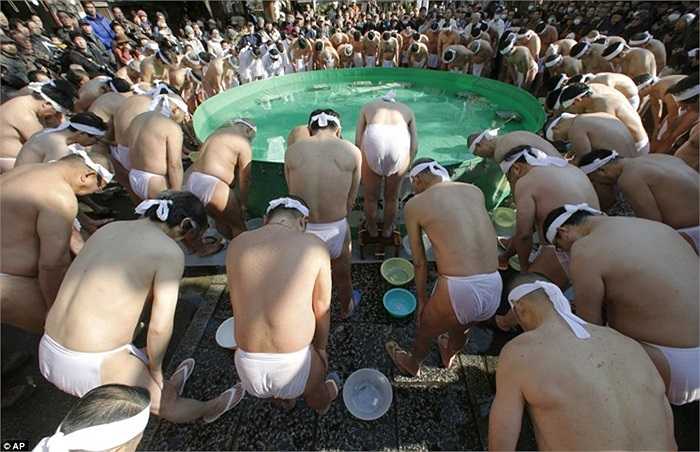 100 người đã tham gia lễ hội này hôm 12/1