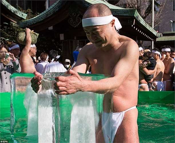 Người dân thực hiện nghi lễ ôm tảng băng trong cái rét cắt da cắt thịt