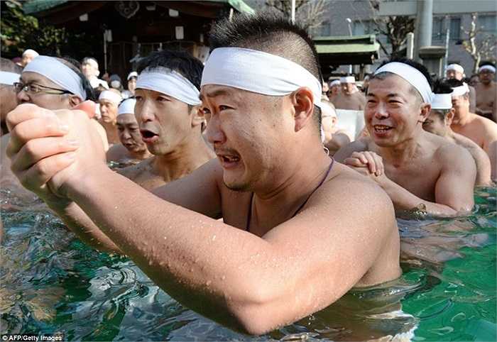 Thanh niên ngâm mình trong nước lạnh để cầu nguyện