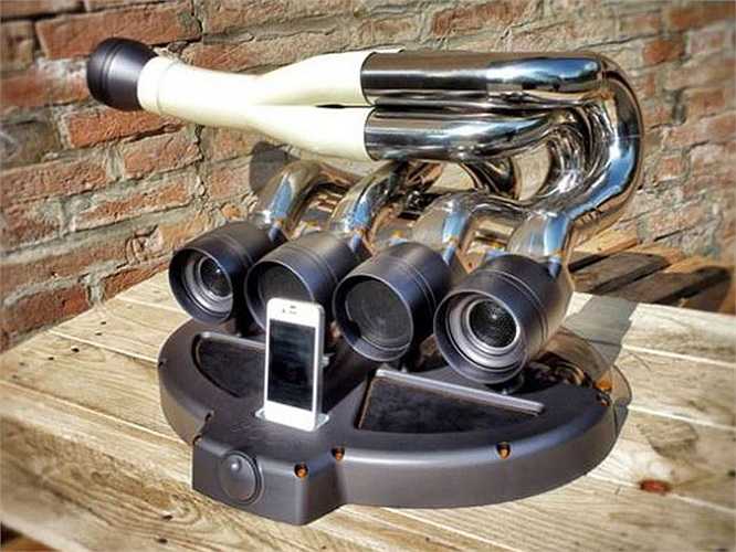 Bằng việc tái sử dụng phụ tùng thải từ các mẫu xe đua cổ điển F1 như 1978 Cosworth DFV, 2006 Renault RS26 hay 2007 Ferrari 056, những phụ kiện độc đáo đã ra đời.