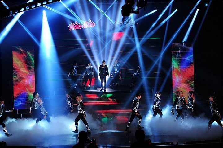 Tối qua 12/1, đêm diễn thứ 2 của liveshow đầu tiên trong sự nghiệp Trấn Thành đã diễn ra thành công tốt đẹp mặc dù trời mưa to.