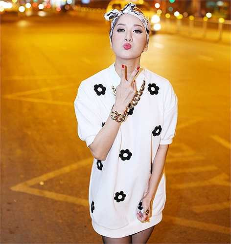 Cùng cách tạo dáng nhí nhảnh, nữ hoàng dancesport bị gắn mác 'cưa sừng làm nghé'. 