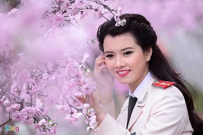 Là hot girl một thời của cao đẳng Truyền hình Hà Nội, Hương Giang không chỉ thu hút sự quan tâm của mọi người bởi vẻ ngoài xinh đẹp mà còn rất năng động trong các hoạt động <a href='https://vtcnews.vn/xa-hoi.2.0.html' >xã hội</a>. Cô từng lọt vào vòng chung kết của cuộc thi Hoa khôi sinh viên Hà Nội và Người đẹp Anh đào. 