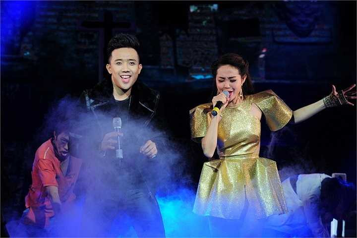 Thì mới đây, Minh Hằng cũng xinh tươi không kém trong bộ trang phục kiểu dạng như vậy.