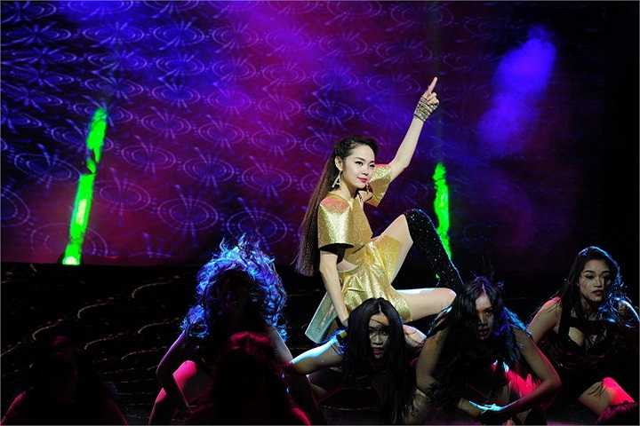 Minh Hằng đã xuất hiện trong liveshow của Trấn Thành và song ca cùng với anh trong một ca khúc.