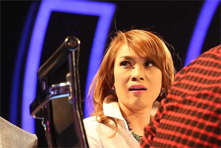 Mặc dù ngồi trên ghế nóng, nhưng cô vẫn 'tương tác' với những người hâm mộ hết sức nhệt tình.