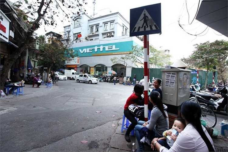 Quán chè quây quanh một hộp điện nằm ở ngã ba giao cắt phố Lương Văn Can - Hàng Hành.