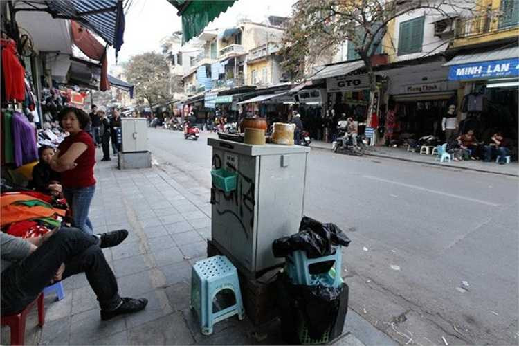 Ấm trà, giỏ đồ được để, treo thẳng lên hộp điện trên phố Hàng Ngang.