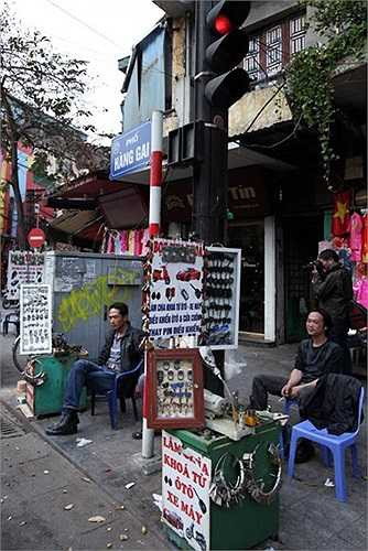 Quầy sửa khóa quây kín hộp điện trên phố Hàng Gai.