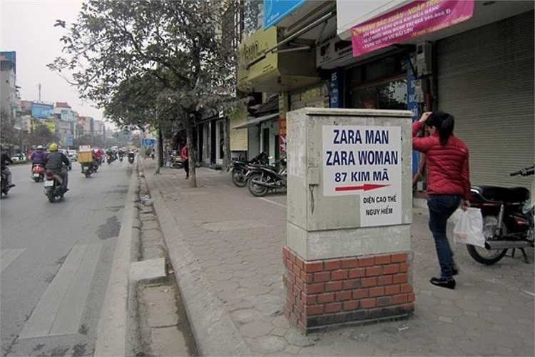 Biển hiệu một cửa hàng thời trang trên phố Kim Mã được dán lên hộp điện cao thế.