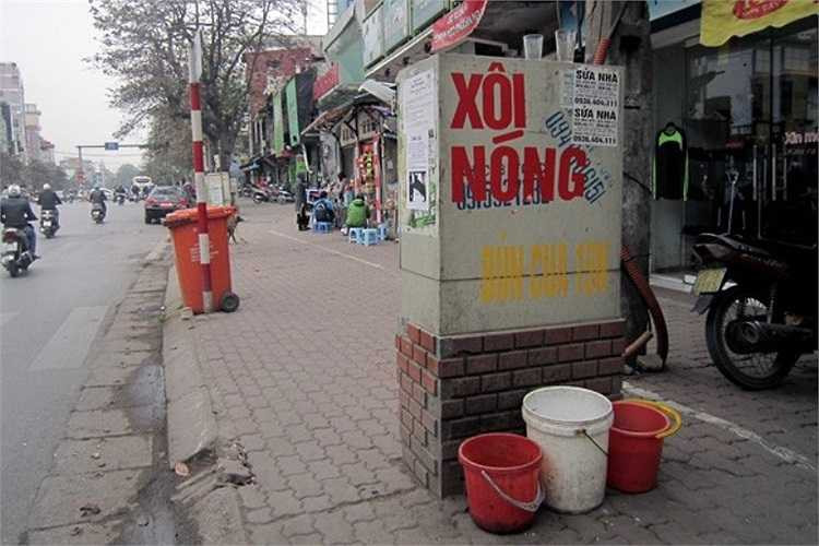 Những biển hiệu, quảng cáo chồng chéo nhau trên một hộp điện ở đường Kim Mã.