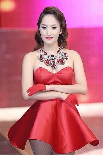 Khánh Thi vai trần gợi cảm.