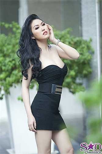 Phi Thanh Vân khoe vòng một bốc lửa.