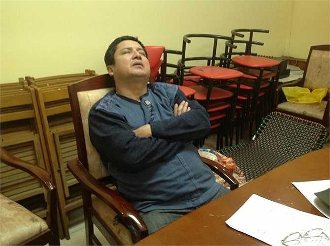 Danh hài Chí Trung ngủ gật trong lúc tập luyện.