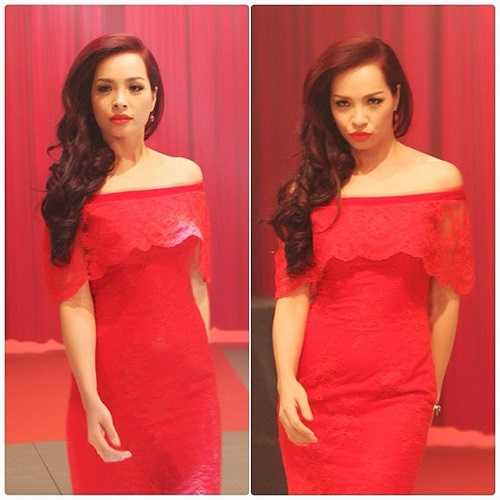 Thúy Hạnh diện váy đỏ rực rỡ.