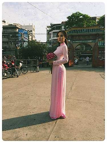 Sau hàng loạt scandal ồn ào, Angela Phương Trinh xuất hiện trong bộ ảnh áo dài đằm thắm.