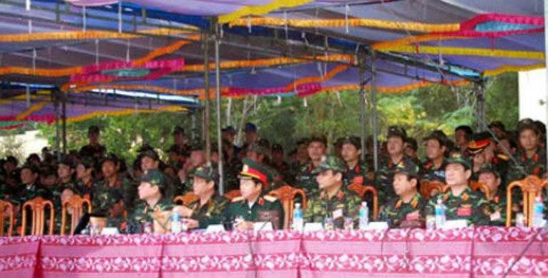 Sáng 13/1, tại trường bắn của Sư đoàn 2 (Quân khu 5), Thượng tướng Đỗ Bá Tỵ, Ủy viên Trung ương Đảng, Ủy viên Thường vụ Quân ủy Trung ương, Tổng Tham mưu trưởng, Thứ trưởng Bộ Quốc phòng, dẫn đầu đoàn công tác Bộ Quốc phòng và các đại biểu đến từ các đơn vị trong toàn quân tham quan trường bắn, thao trường huấn luyện và trực tiếp chỉ đạo bắn kỹ thuật theo giáo trình mới các loại vũ khí có trong biên chế cấp Sư đoàn bộ binh tại Quân khu 5.