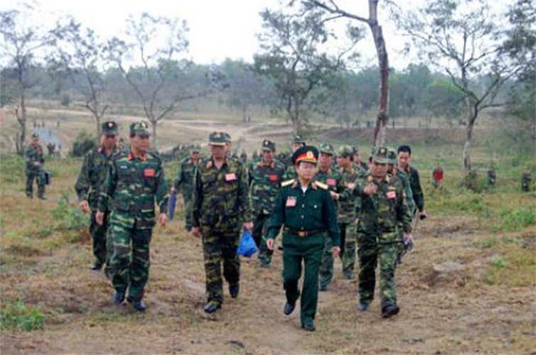 Đây là một trong những nội dung phục vụ cho hội nghị rút kinh nghiệm công tác xây dựng trường bắn, thao trường huấn luyện toàn quân sẽ được tổ chức trong thời gian tới. Trong ảnh: Thượng tướng Đỗ Bá Tỵ và đoàn công tác lên trường bắn trực tiếp kiểm tra bộ đội huấn luyện.