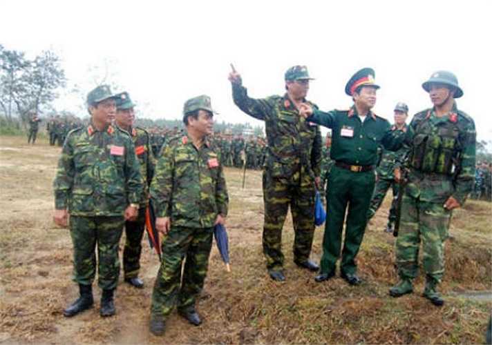Thượng tướng Đỗ Bá Tỵ và đoàn công tác lên trường bắn trực tiếp kiểm tra bộ đội huấn luyện.