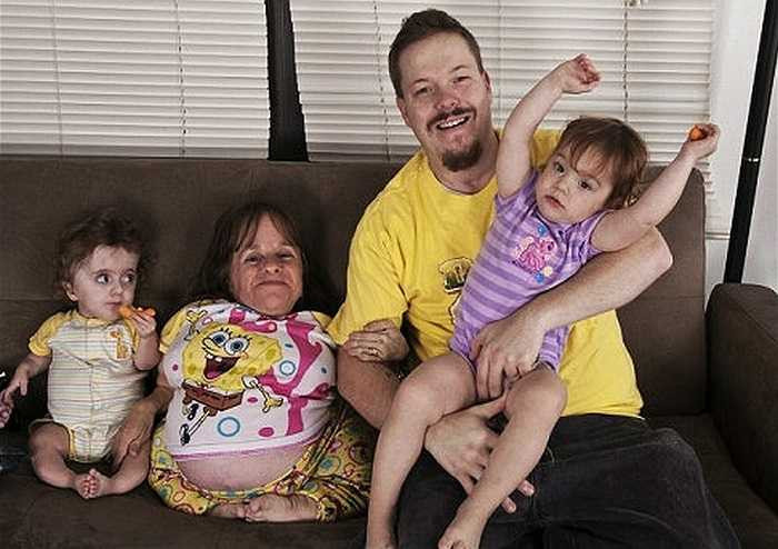 Nhưng người phụ nữ cam đảm này đã sinh hai đứa con gái và đang mang bầu đứa thứ ba. 