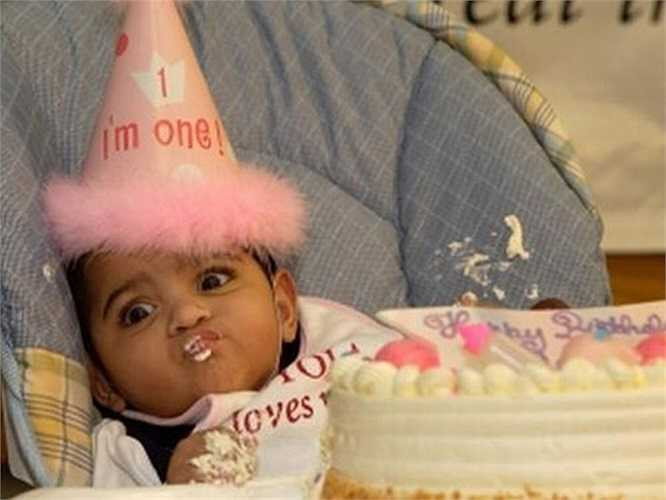 Chị Mahajabeen Sheikh người Mỹ là mẹ của em bé có trọng lượng cơ thể siêu nhỏ, chỉ nặng 243 gr và dài 25,4 cm do chào đời khi mới 25 tuần 6 ngày tuổi vào ngày 19/9/2004.