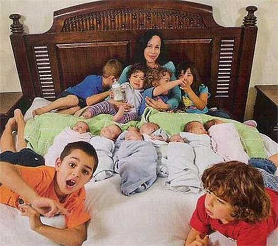 Trước khi đẻ tám nhóc, người phụ nữ yêu trẻ con này đã có 6 đứa con dưới 6 tuổi. 
