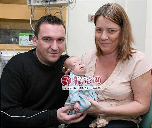 Cô Cheryl Crisp, 35 tuổi, rơi vào hôn mê sau một cơn đau tim dữ dội. Cô đã sinh hạ một bé trai khỏe mạnh sau một tuần hôn mê nên cô hoàn toàn không nhớ mình đã mang thai và sinh em bé như thế nào.