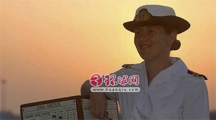 Một nữ binh sĩ 20 tuổi, người Anh, đã giấu chuyện mình mang bầu trong suốt 9 tháng và sinh hạ ngay trong doanh trại. Chỉ đến khi nghe thấy tiếng khóc, mọi người mới biết chuyện cô đã làm mẹ. 