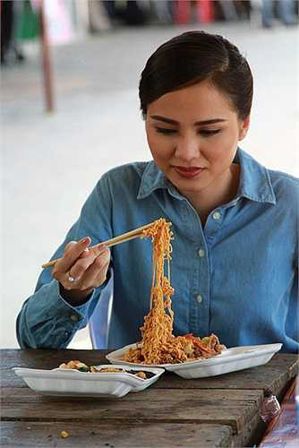 Mặc dù là Hoa hậu, nhưng Diễm Hương đã ăn mì tôm ngon lành ở Campuchia.